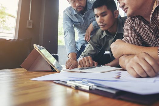 Young business people plan to work happily in coffee shops.