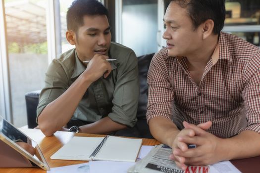 Young business people plan to work happily in coffee shops.