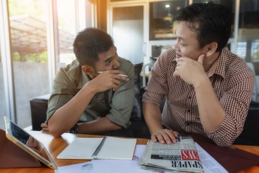 Young business people plan to work happily in coffee shops.