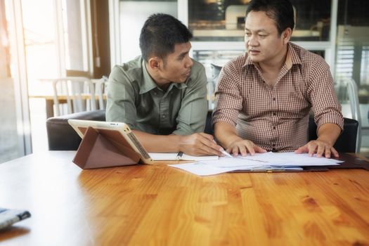 Young business people plan to work happily in coffee shops.