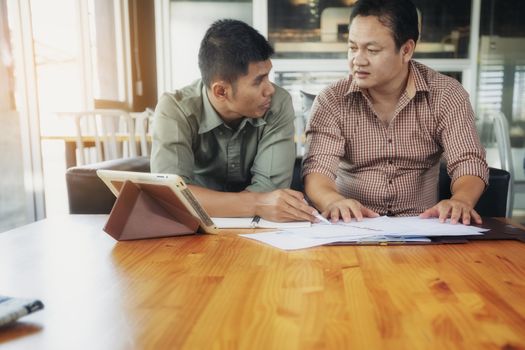 Young business people plan to work happily in coffee shops.