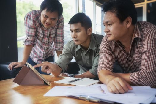 Young business people plan to work happily in coffee shops.