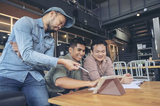 Young business people plan to work happily in coffee shops.