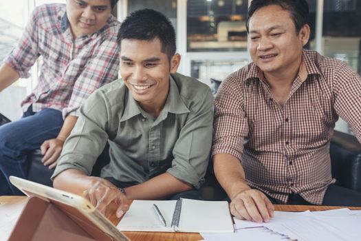 Young business people plan to work happily in coffee shops.