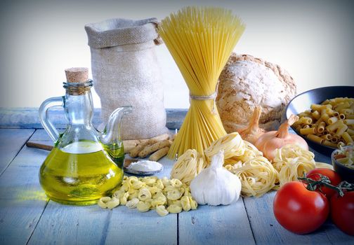 Noodles, spaghetti, tomatoes, olive oil, garlic, bread and onion