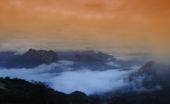 Views the fog in the mountains at dawn.
