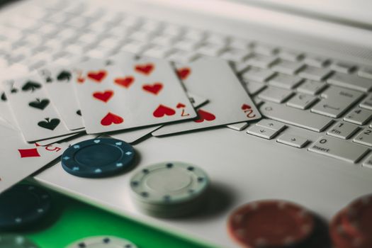 Internet gambling services. Betting on the Internet and winning money with games of chance. Play poker at home.