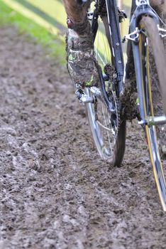 Detail bicycle chain with mud in a race