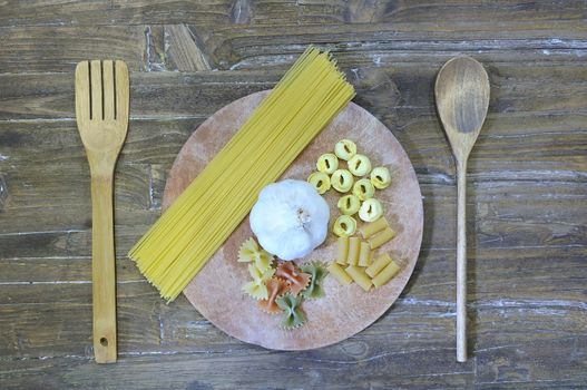 Pasta on a plate in a wooden table.