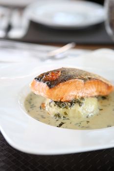 Grilled salmon with wakame sauce 