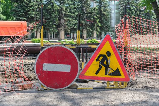 Fencing and road signs warning of construction work and the ban on access to the territory