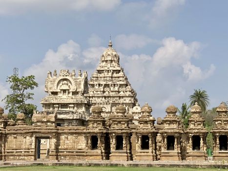 The Kanchi Kailasanathar temple located in Kancheepuram is one of the oldest structure built by Narasimhavarman-II in 700AD. This is the Hindu temple built in Tamil architectural style of Pallava architecture. The sandstone compound contains many sculpture carvings mainly half animal deities and 58 small shrines which is dedicated to lord shiva.