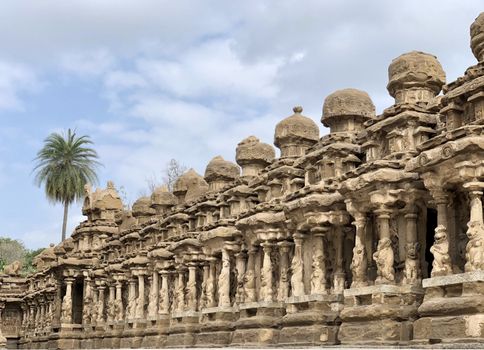 The Kanchi Kailasanathar temple located in Kancheepuram is one of the oldest structure built by Narasimhavarman-II in 700AD. This is the Hindu temple built in Tamil architectural style of Pallava architecture. The sandstone compound contains many sculpture carvings mainly half animal deities and 58 small shrines which is dedicated to lord shiva.