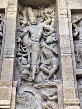 The Kanchi Kailasanathar temple located in Kancheepuram is one of the oldest structure built by Narasimhavarman-II in 700AD. This is the Hindu temple built in Tamil architectural style of Pallava architecture. The sandstone compound contains many sculpture carvings mainly half animal deities and 58 small shrines which is dedicated to lord shiva.