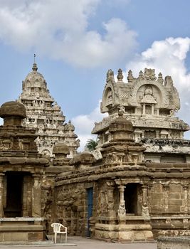 The Kanchi Kailasanathar temple located in Kancheepuram is one of the oldest structure built by Narasimhavarman-II in 700AD. This is the Hindu temple built in Tamil architectural style of Pallava architecture. The sandstone compound contains many sculpture carvings mainly half animal deities and 58 small shrines which is dedicated to lord shiva.