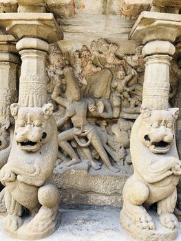 The Kanchi Kailasanathar temple located in Kancheepuram is one of the oldest structure built by Narasimhavarman-II in 700AD. This is the Hindu temple built in Tamil architectural style of Pallava architecture. The sandstone compound contains many sculpture carvings mainly half animal deities and 58 small shrines which is dedicated to lord shiva.