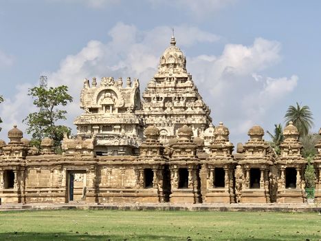 The Kanchi Kailasanathar temple located in Kancheepuram is one of the oldest structure built by Narasimhavarman-II in 700AD. This is the Hindu temple built in Tamil architectural style of Pallava architecture. The sandstone compound contains many sculpture carvings mainly half animal deities and 58 small shrines which is dedicated to lord shiva.