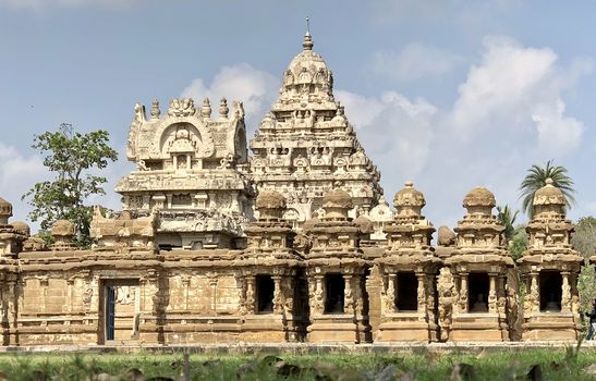 The Kanchi Kailasanathar temple located in Kancheepuram is one of the oldest structure built by Narasimhavarman-II in 700AD. This is the Hindu temple built in Tamil architectural style of Pallava architecture. The sandstone compound contains many sculpture carvings mainly half animal deities and 58 small shrines which is dedicated to lord shiva.