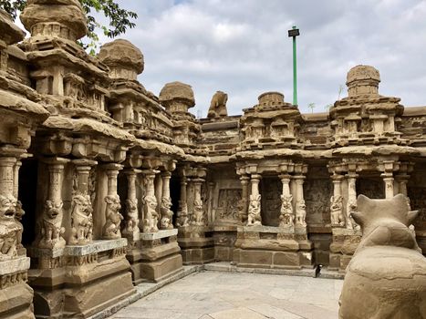 The Kanchi Kailasanathar temple located in Kancheepuram is one of the oldest structure built by Narasimhavarman-II in 700AD. This is the Hindu temple built in Tamil architectural style of Pallava architecture. The sandstone compound contains many sculpture carvings mainly half animal deities and 58 small shrines which is dedicated to lord shiva.