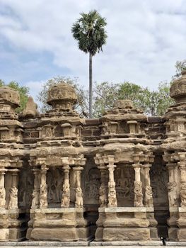 The Kanchi Kailasanathar temple located in Kancheepuram is one of the oldest structure built by Narasimhavarman-II in 700AD. This is the Hindu temple built in Tamil architectural style of Pallava architecture. The sandstone compound contains many sculpture carvings mainly half animal deities and 58 small shrines which is dedicated to lord shiva.