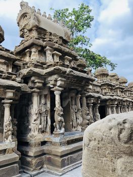 The Kanchi Kailasanathar temple located in Kancheepuram is one of the oldest structure built by Narasimhavarman-II in 700AD. This is the Hindu temple built in Tamil architectural style of Pallava architecture. The sandstone compound contains many sculpture carvings mainly half animal deities and 58 small shrines which is dedicated to lord shiva.