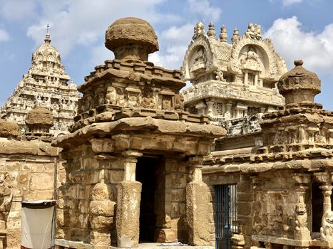 The Kanchi Kailasanathar temple located in Kancheepuram is one of the oldest structure built by Narasimhavarman-II in 700AD. This is the Hindu temple built in Tamil architectural style of Pallava architecture. The sandstone compound contains many sculpture carvings mainly half animal deities and 58 small shrines which is dedicated to lord shiva.