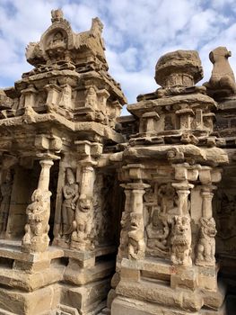 The Kanchi Kailasanathar temple located in Kancheepuram is one of the oldest structure built by Narasimhavarman-II in 700AD. This is the Hindu temple built in Tamil architectural style of Pallava architecture. The sandstone compound contains many sculpture carvings mainly half animal deities and 58 small shrines which is dedicated to lord shiva.