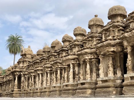 The Kanchi Kailasanathar temple located in Kancheepuram is one of the oldest structure built by Narasimhavarman-II in 700AD. This is the Hindu temple built in Tamil architectural style of Pallava architecture. The sandstone compound contains many sculpture carvings mainly half animal deities and 58 small shrines which is dedicated to lord shiva.