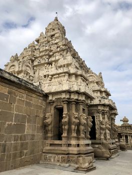 The Kanchi Kailasanathar temple located in Kancheepuram is one of the oldest structure built by Narasimhavarman-II in 700AD. This is the Hindu temple built in Tamil architectural style of Pallava architecture. The sandstone compound contains many sculpture carvings mainly half animal deities and 58 small shrines which is dedicated to lord shiva.
