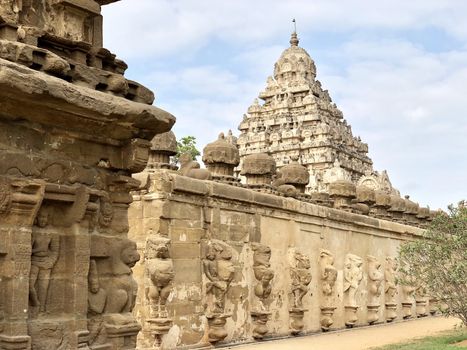 The Kanchi Kailasanathar temple located in Kancheepuram is one of the oldest structure built by Narasimhavarman-II in 700AD. This is the Hindu temple built in Tamil architectural style of Pallava architecture. The sandstone compound contains many sculpture carvings mainly half animal deities and 58 small shrines which is dedicated to lord shiva.