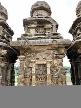 The Kanchi Kailasanathar temple located in Kancheepuram is one of the oldest structure built by Narasimhavarman-II in 700AD. This is the Hindu temple built in Tamil architectural style of Pallava architecture. The sandstone compound contains many sculpture carvings mainly half animal deities and 58 small shrines which is dedicated to lord shiva.