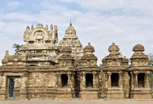The Kanchi Kailasanathar temple located in Kancheepuram is one of the oldest structure built by Narasimhavarman-II in 700AD. This is the Hindu temple built in Tamil architectural style of Pallava architecture. The sandstone compound contains many sculpture carvings mainly half animal deities and 58 small shrines which is dedicated to lord shiva.