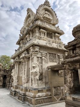 The Kanchi Kailasanathar temple located in Kancheepuram is one of the oldest structure built by Narasimhavarman-II in 700AD. This is the Hindu temple built in Tamil architectural style of Pallava architecture. The sandstone compound contains many sculpture carvings mainly half animal deities and 58 small shrines which is dedicated to lord shiva.