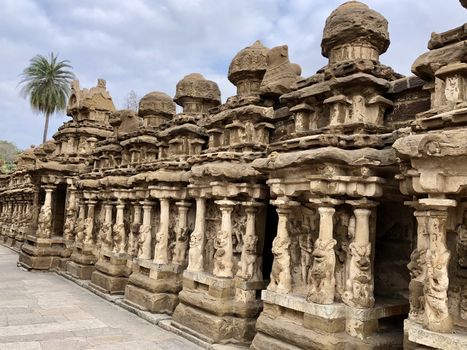 The Kanchi Kailasanathar temple located in Kancheepuram is one of the oldest structure built by Narasimhavarman-II in 700AD. This is the Hindu temple built in Tamil architectural style of Pallava architecture. The sandstone compound contains many sculpture carvings mainly half animal deities and 58 small shrines which is dedicated to lord shiva.