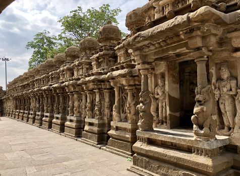 The Kanchi Kailasanathar temple located in Kancheepuram is one of the oldest structure built by Narasimhavarman-II in 700AD. This is the Hindu temple built in Tamil architectural style of Pallava architecture. The sandstone compound contains many sculpture carvings mainly half animal deities and 58 small shrines which is dedicated to lord shiva.