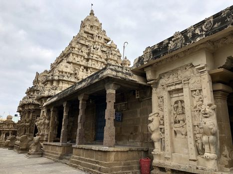 The Kanchi Kailasanathar temple located in Kancheepuram is one of the oldest structure built by Narasimhavarman-II in 700AD. This is the Hindu temple built in Tamil architectural style of Pallava architecture. The sandstone compound contains many sculpture carvings mainly half animal deities and 58 small shrines which is dedicated to lord shiva.