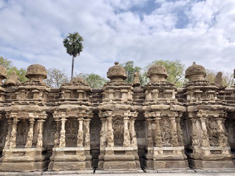The Kanchi Kailasanathar temple located in Kancheepuram is one of the oldest structure built by Narasimhavarman-II in 700AD. This is the Hindu temple built in Tamil architectural style of Pallava architecture. The sandstone compound contains many sculpture carvings mainly half animal deities and 58 small shrines which is dedicated to lord shiva.