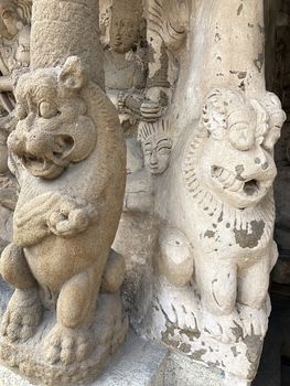 The Kanchi Kailasanathar temple located in Kancheepuram is one of the oldest structure built by Narasimhavarman-II in 700AD. This is the Hindu temple built in Tamil architectural style of Pallava architecture. The sandstone compound contains many sculpture carvings mainly half animal deities and 58 small shrines which is dedicated to lord shiva.