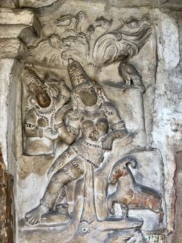 The Kanchi Kailasanathar temple located in Kancheepuram is one of the oldest structure built by Narasimhavarman-II in 700AD. This is the Hindu temple built in Tamil architectural style of Pallava architecture. The sandstone compound contains many sculpture carvings mainly half animal deities and 58 small shrines which is dedicated to lord shiva.