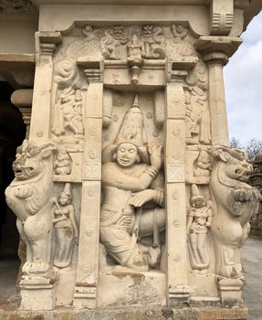 The Kanchi Kailasanathar temple located in Kancheepuram is one of the oldest structure built by Narasimhavarman-II in 700AD. This is the Hindu temple built in Tamil architectural style of Pallava architecture. The sandstone compound contains many sculpture carvings mainly half animal deities and 58 small shrines which is dedicated to lord shiva.