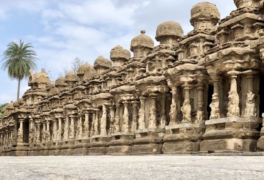 The Kanchi Kailasanathar temple located in Kancheepuram is one of the oldest structure built by Narasimhavarman-II in 700AD. This is the Hindu temple built in Tamil architectural style of Pallava architecture. The sandstone compound contains many sculpture carvings mainly half animal deities and 58 small shrines which is dedicated to lord shiva.