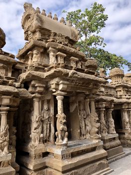 The Kanchi Kailasanathar temple located in Kancheepuram is one of the oldest structure built by Narasimhavarman-II in 700AD. This is the Hindu temple built in Tamil architectural style of Pallava architecture. The sandstone compound contains many sculpture carvings mainly half animal deities and 58 small shrines which is dedicated to lord shiva.