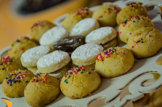 Many alfajores stuffed with white delicacy