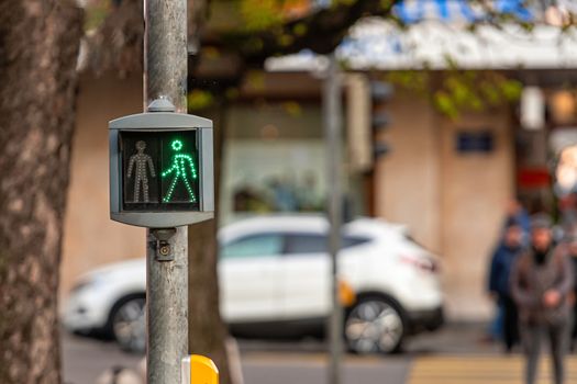 Pedestrian semaphore with a permissive green signal - image