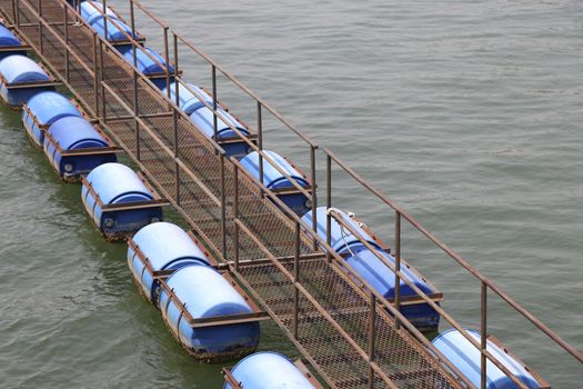 The walkway is a buoy-type bridge floating on the water surface.