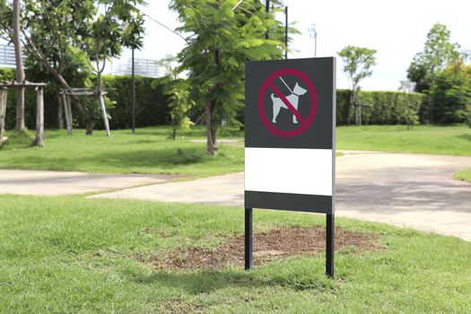 The sign indicates that dogs are not allowed in this area. Signs forbidding dogs from entering the park.