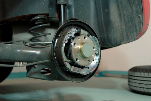 Checking the rear brake the car in the workshop, drum brake