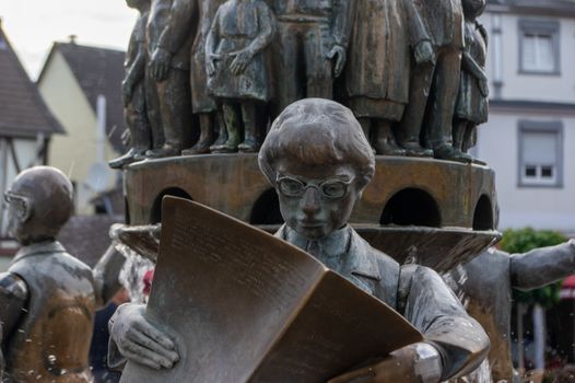 the council fountain in front of the town hall. The people stand by the heads of the people who govern us and take care that they don't mess up. That's how governing in Linz works.