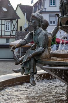 the council fountain in front of the town hall. The people stand by the heads of the people who govern us and take care that they don't mess up. That's how governing in Linz works.