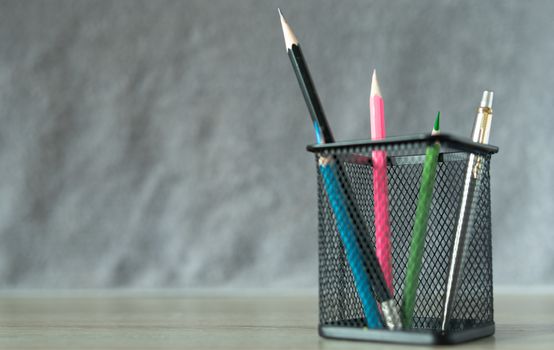 Black basket, put green pencil, ready to use and other color pencil, put on the desk, office equipment in the workplace Or work at home